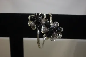 B830 - Metal Wire Bracelet with Flowers