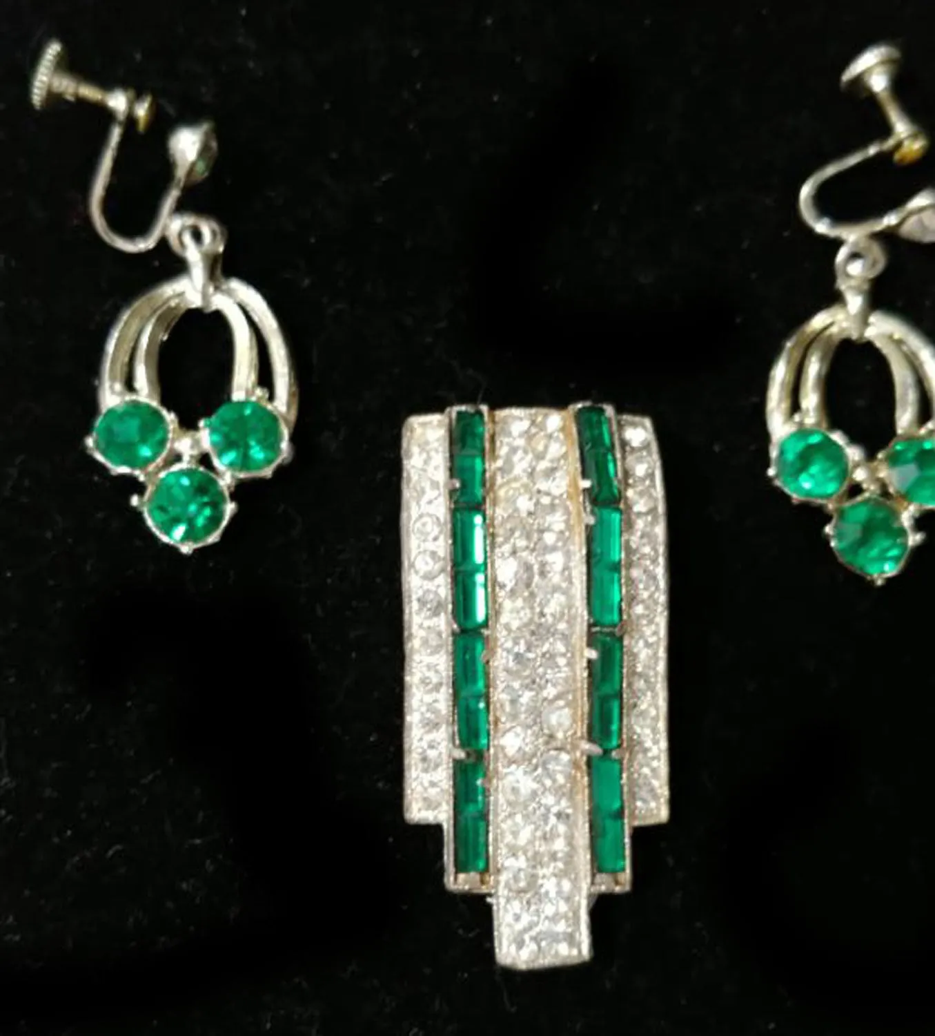 *VINTAGE SPARKLING PRONG ART DECO RHINESTONE & FAUX EMERALD FUR CLIP W EARRINGS